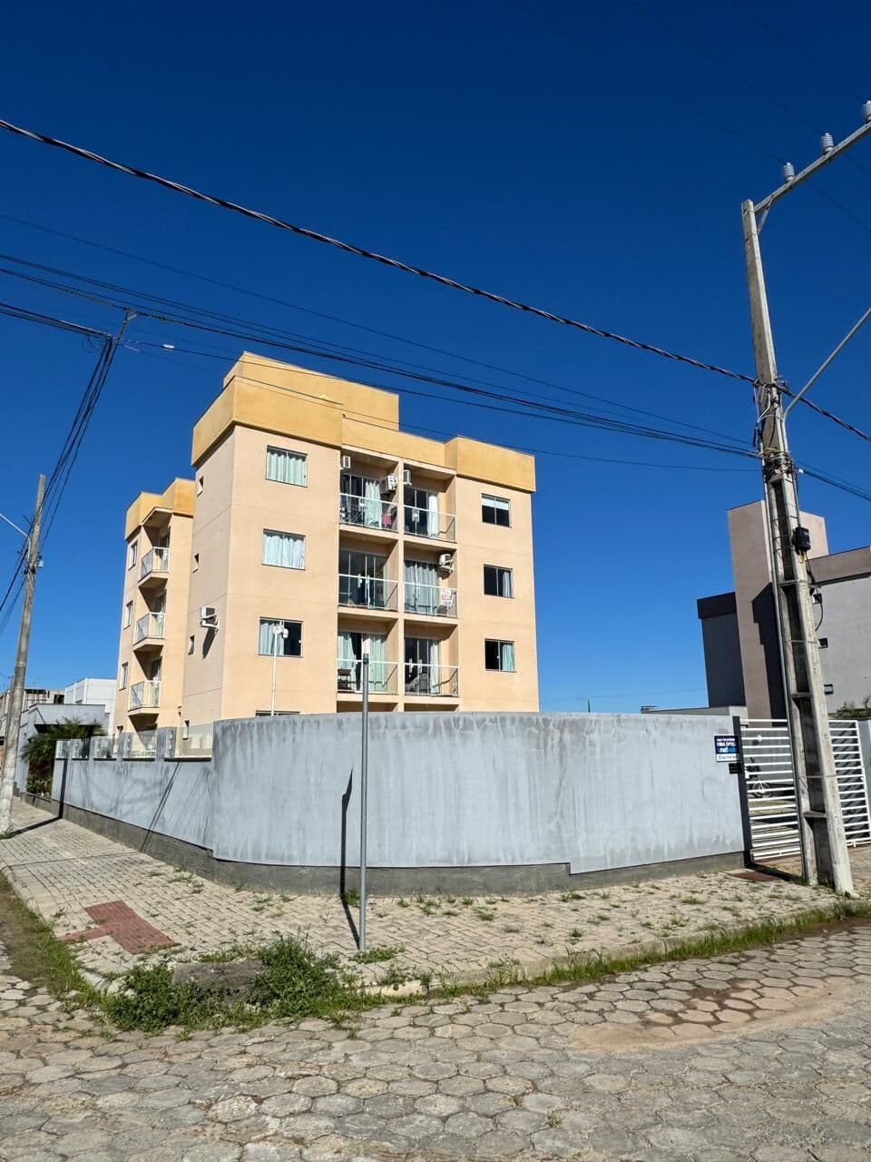 Apartamento pronto para morar, localizado em Tijucas.