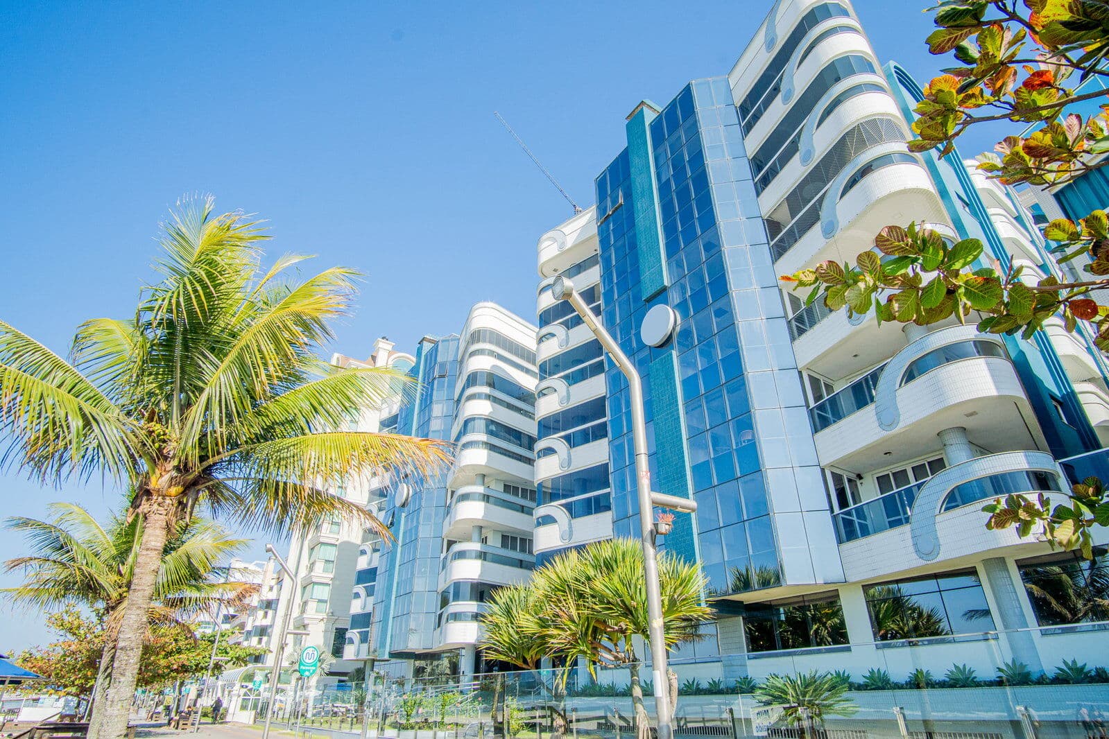 Apartamento excelente, pronto para morar, em Meia Praia.