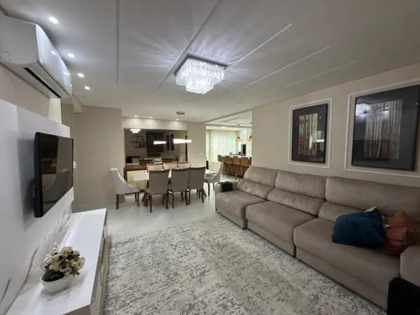 Excelente apartamento, com área de lazer, em Meia Praia.