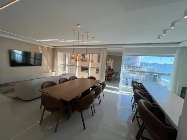 Apartamento quadra do mar, ótima área de lazer, em Meia Praia.