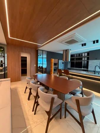 Apartamento ótimo, com área de lazer completa, em Meia Praia.