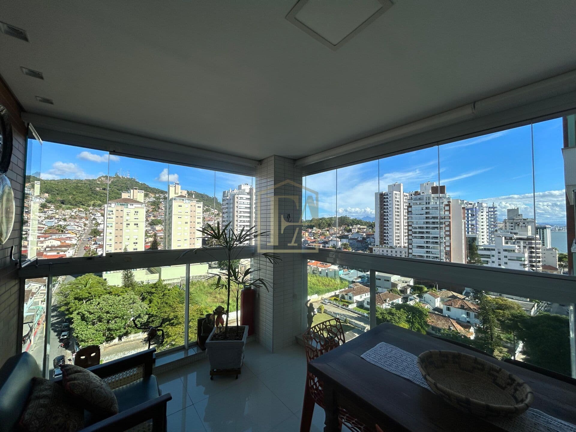 APARTAMENTO 2 SUITES - 2 VAGAS - MEIA QUADRA DA BEIRA MAR NORTE