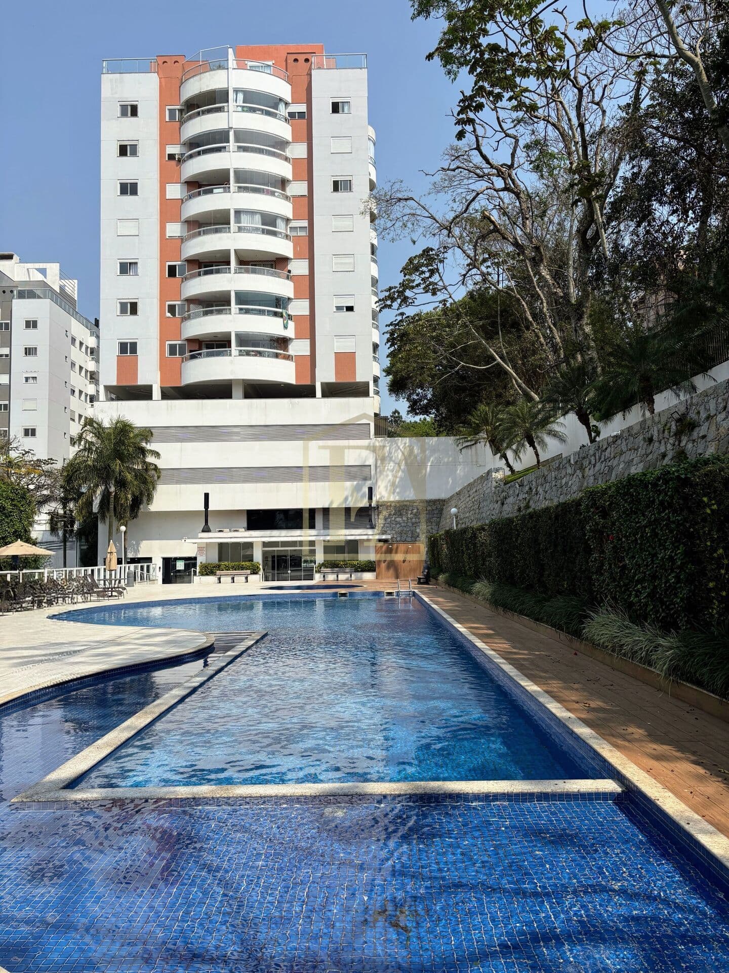 Apartamento Cobertura Plana - 3 Quartos e 4 banheiros no Bairro Pantanal, Florianópolis/SC