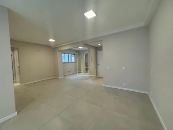 Apartamento Reformado - ao lado da Beira Mar Norte - 3 Quartos sendo 1 suite - 1 vaga