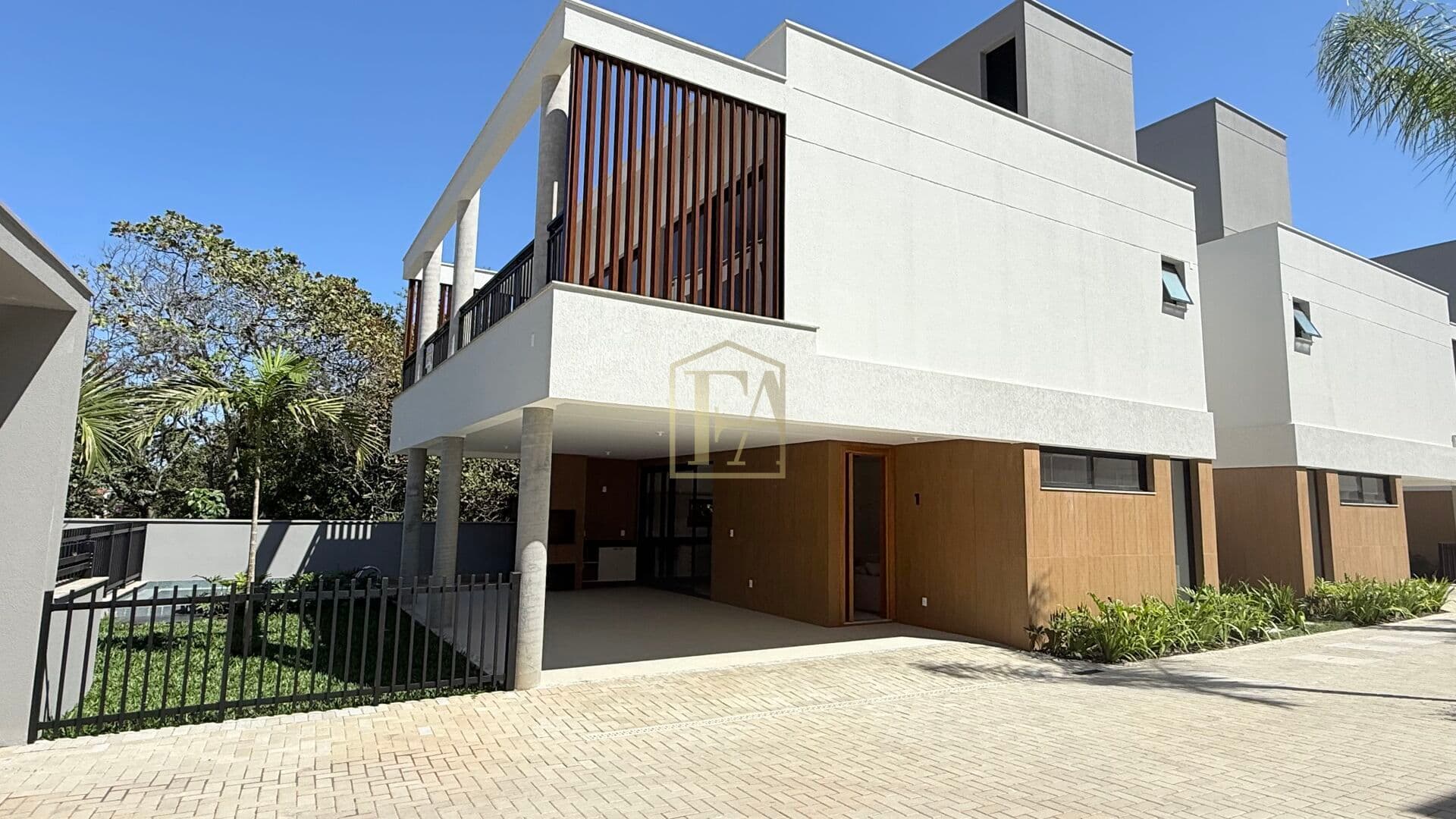 CASA EM CONDOMINIO 240M - 3 SUÍTES - 2VG - CACUPÉ - FLORIANÓPOLIS