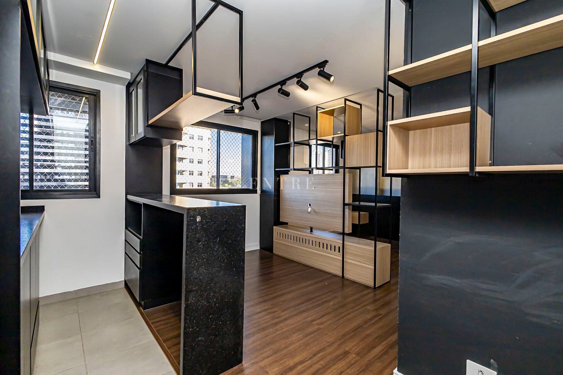 Studio Semi Mobiliado com Vaga no Centro de Curitiba