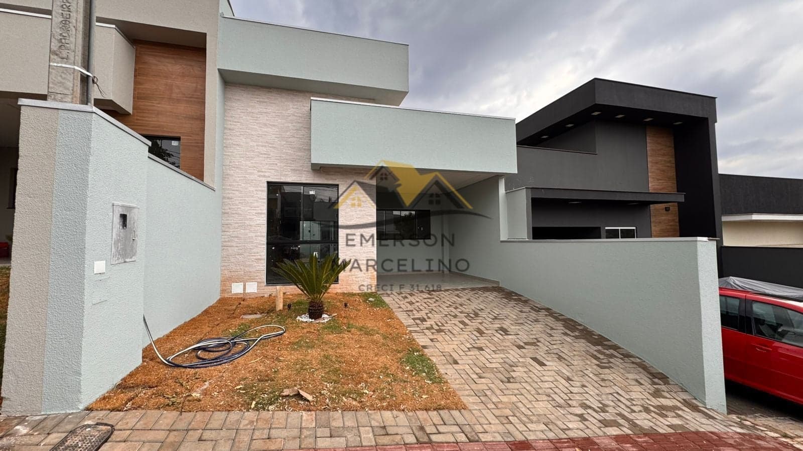 VENDO Casa Geminada com 3 Dormitórios em Condomínio