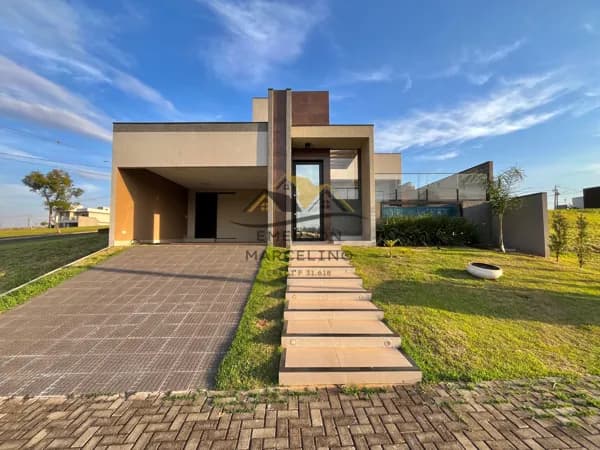 VENDO Belíssima Casa com Piscina e 3 Suítes em Cond. Fechado.