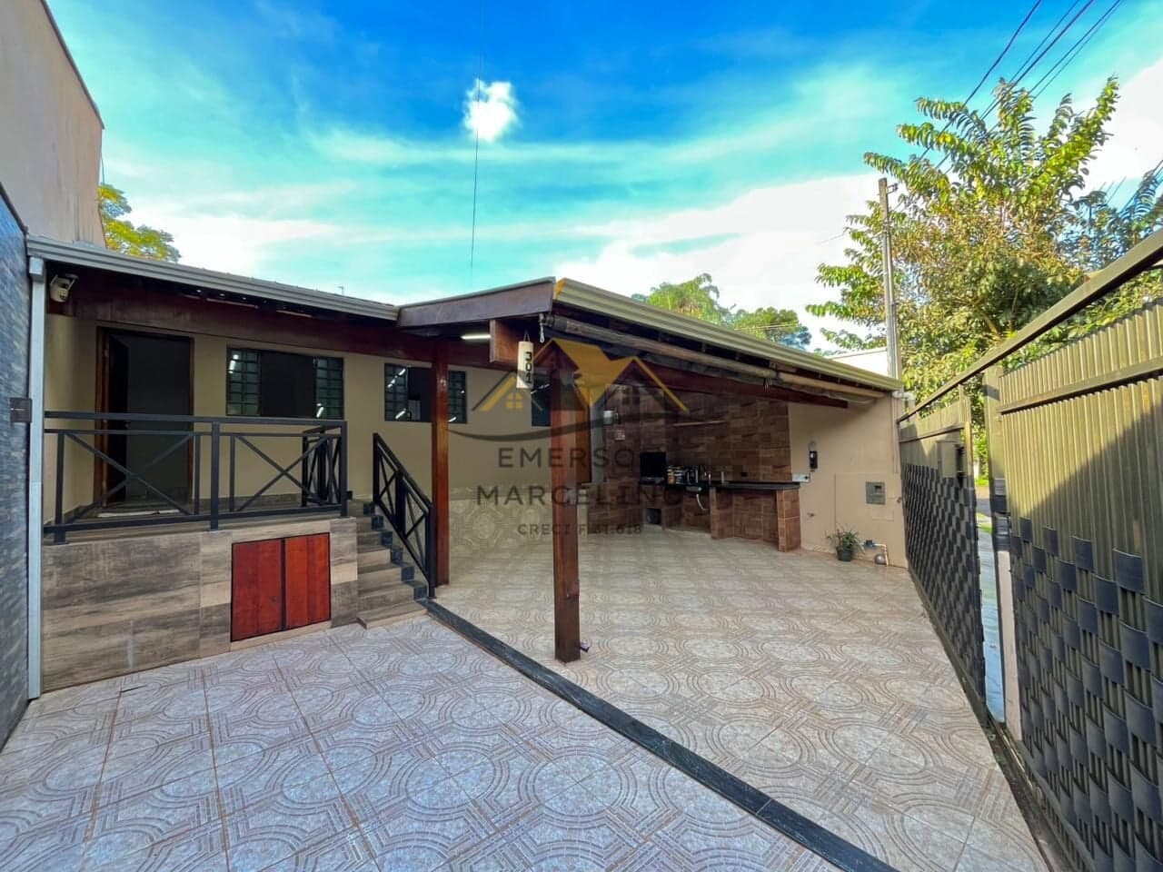 VENDO Casa com 3 Dormitórios e Área Gourmet na Região Leste