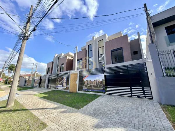 Sobrado de 170 m2 com 3 dormitórios sendo 1 suíte no Bom Retiro, Curitiba/PR