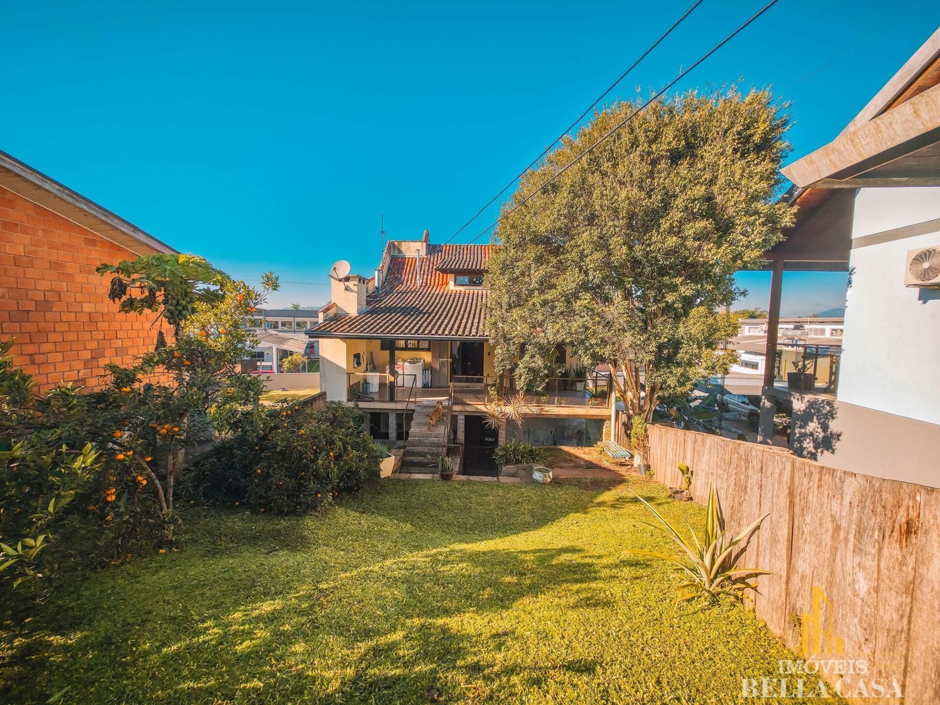Casa com Varanda e Amplo Quintal