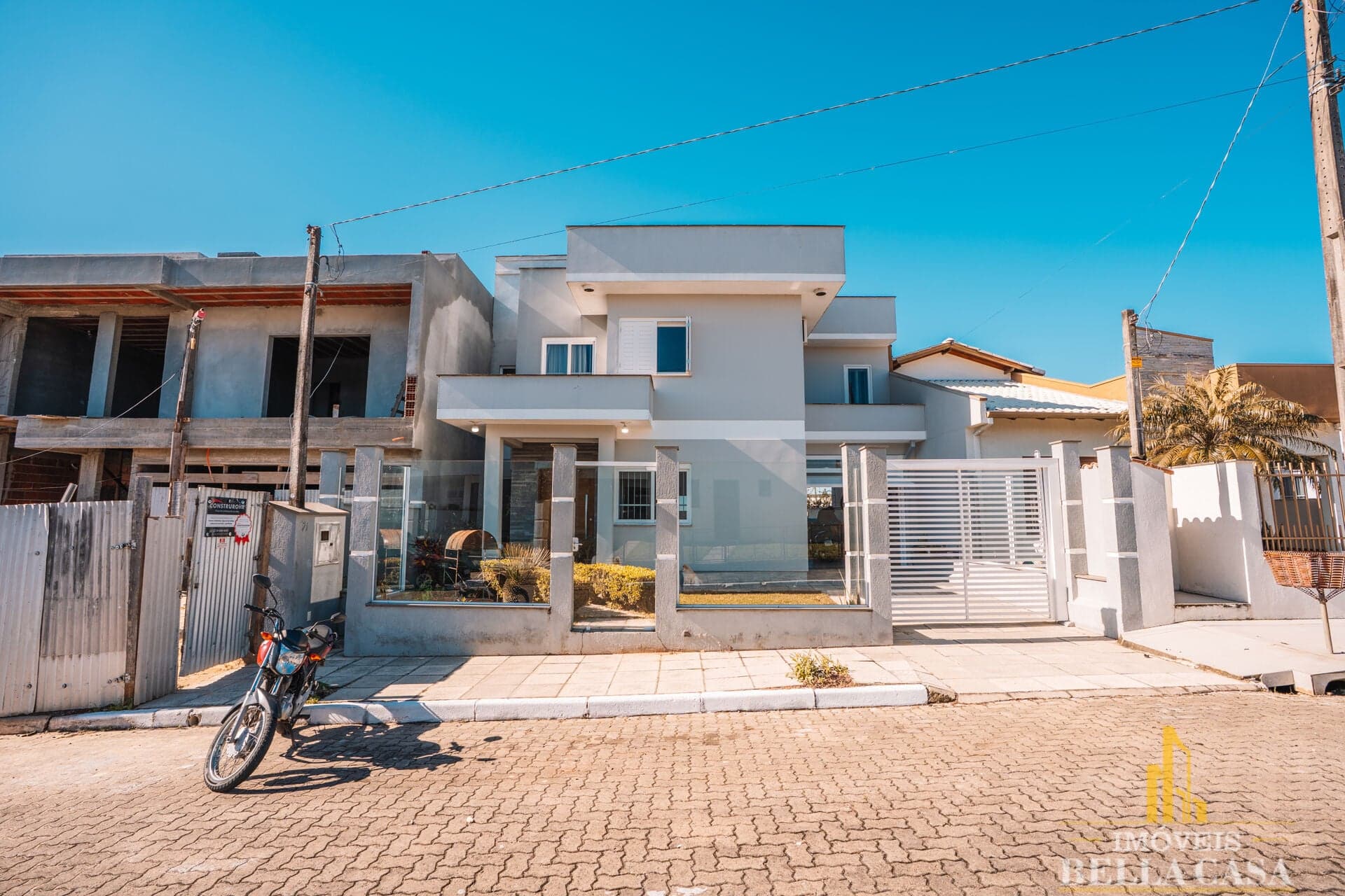 Casa Moderna Semi-Mobiliada com Piscina