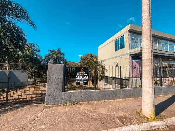 Sala Comercial com Amplo Pátio Aberto