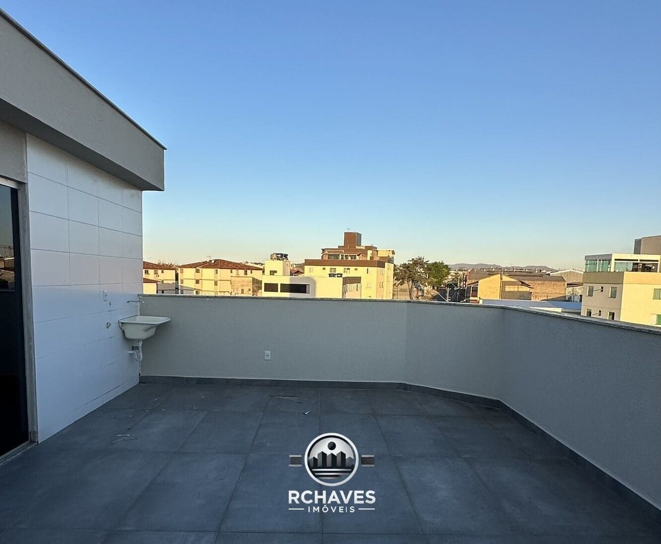 COBERTURA COM VISTA DEFINITIVA, 2 QUARTOS, ELEVADOR E 3 VAGAS NO BAIRRO ARVOREDO – CONTAGEM/MG