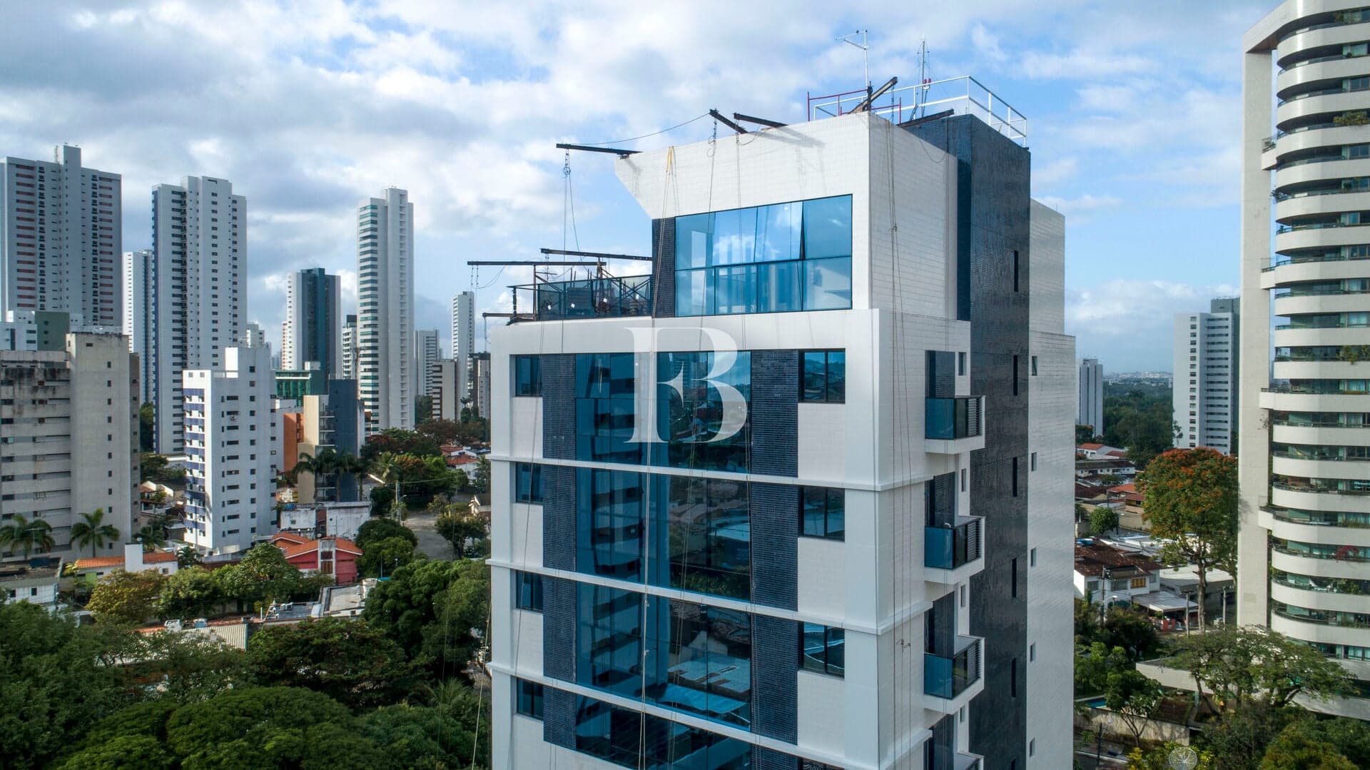 Apartamento alto padrão com 134m² em rua arborizada e tranquila em Casa Forte em Recife/PE
