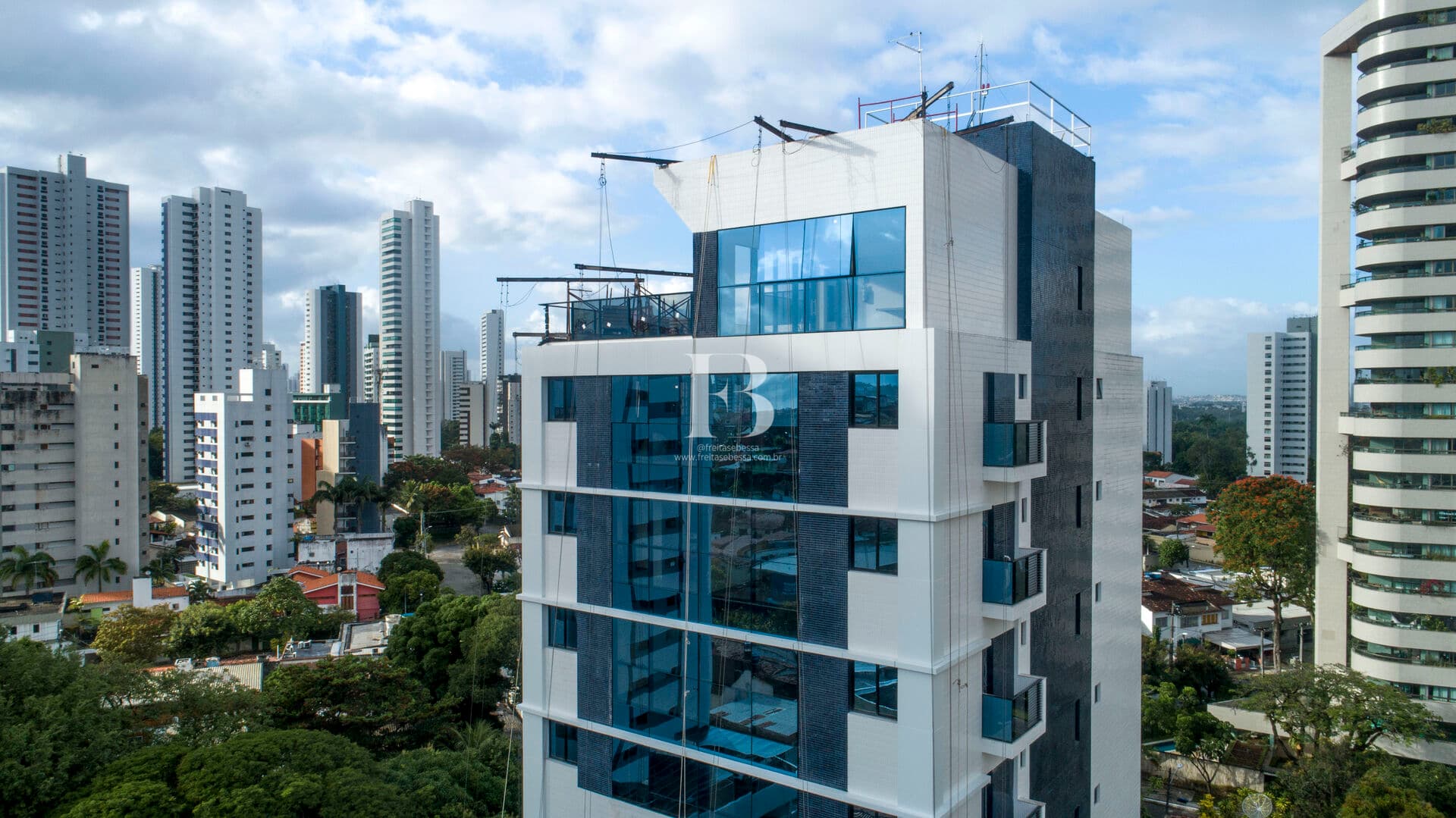 Apartamento alto padrão com 134m² em rua arborizada e tranquila em Casa Forte em Recife/PE