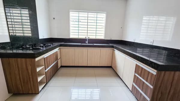Casa de Alto Padrão à Venda ou Aluguel na Água Branca – Goiânia/GO Terreno: 372,50m² | Área construída: 430,81m² | 3 suítes | 4 vagas