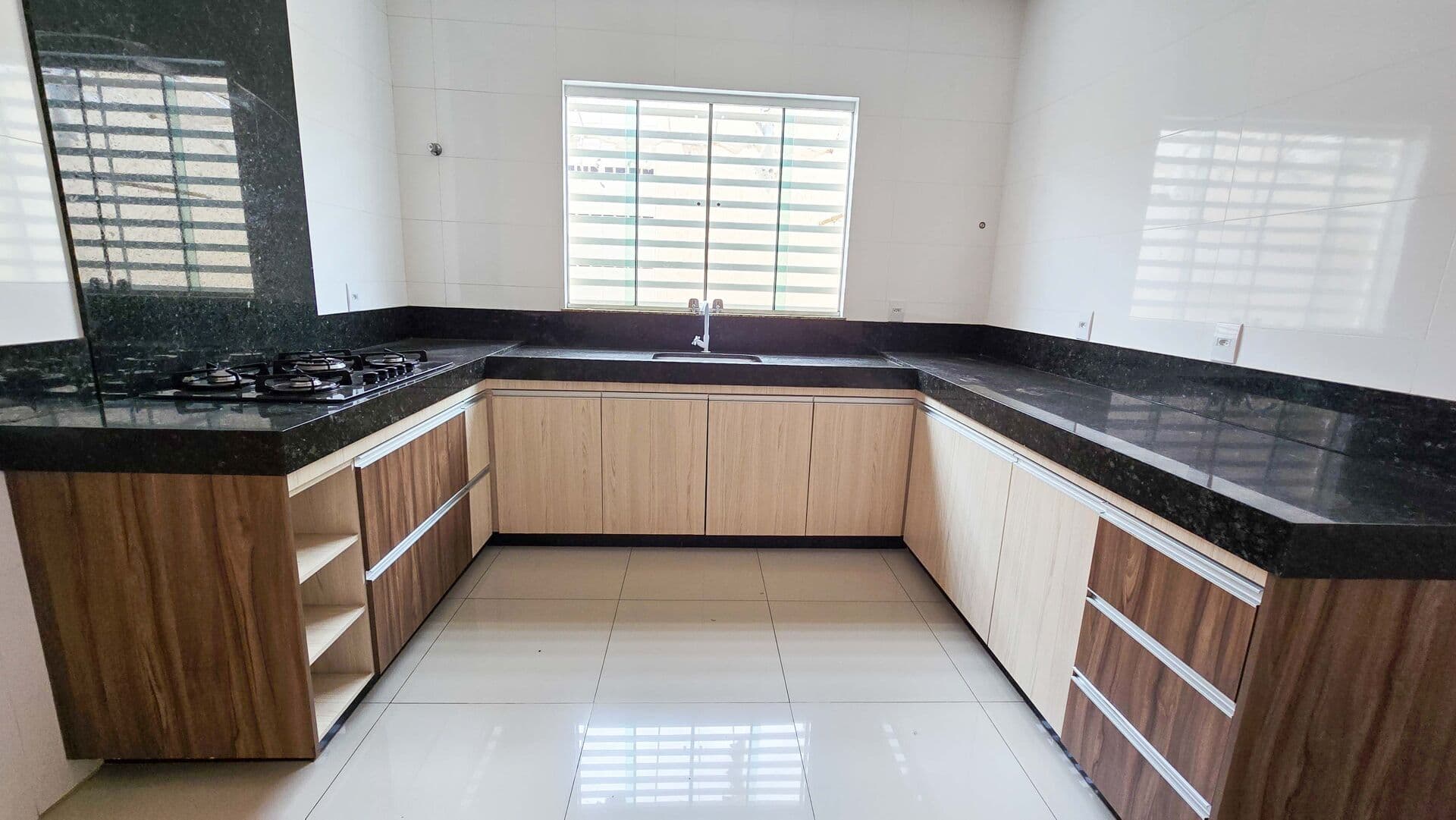 Casa de Alto Padrão à Venda ou Aluguel na Água Branca – Goiânia/GO Terreno: 372,50m² | Área construída: 430,81m² | 3 suítes | 4 vagas