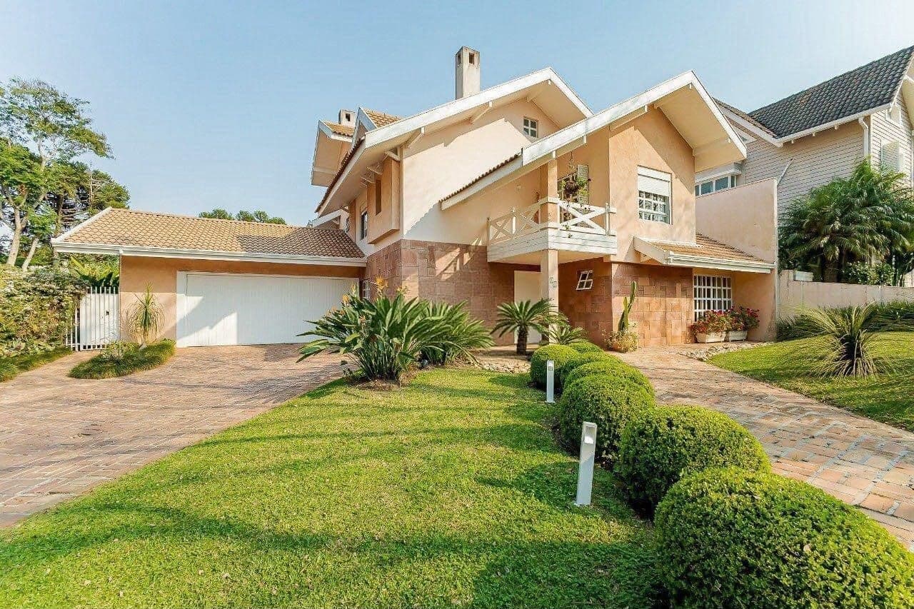 Residência de Alto Padrão com Piscina Aquecida e Amplo Jardim no Condomínio Grand Ville