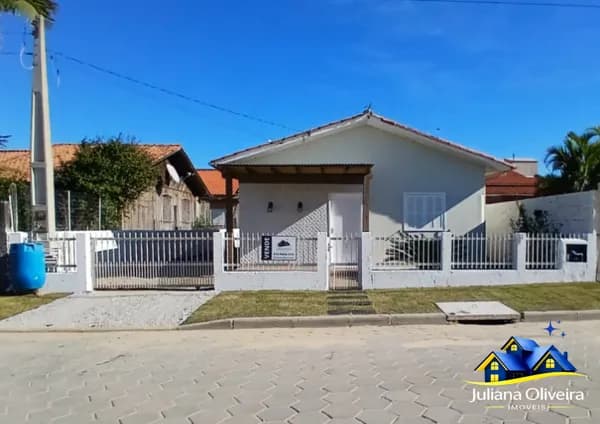 Casa de Alvenaria, comporta até duas famílias