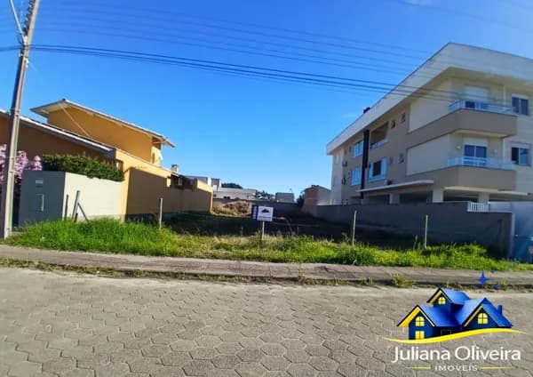Lote com 2 lados murados em área nobre