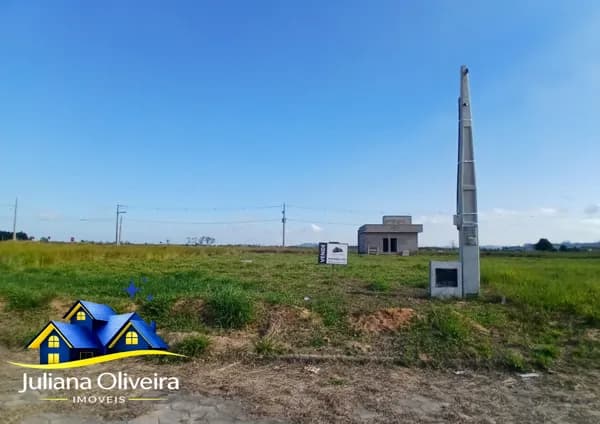 Lote aterrado, com padrão de água e energia colocados