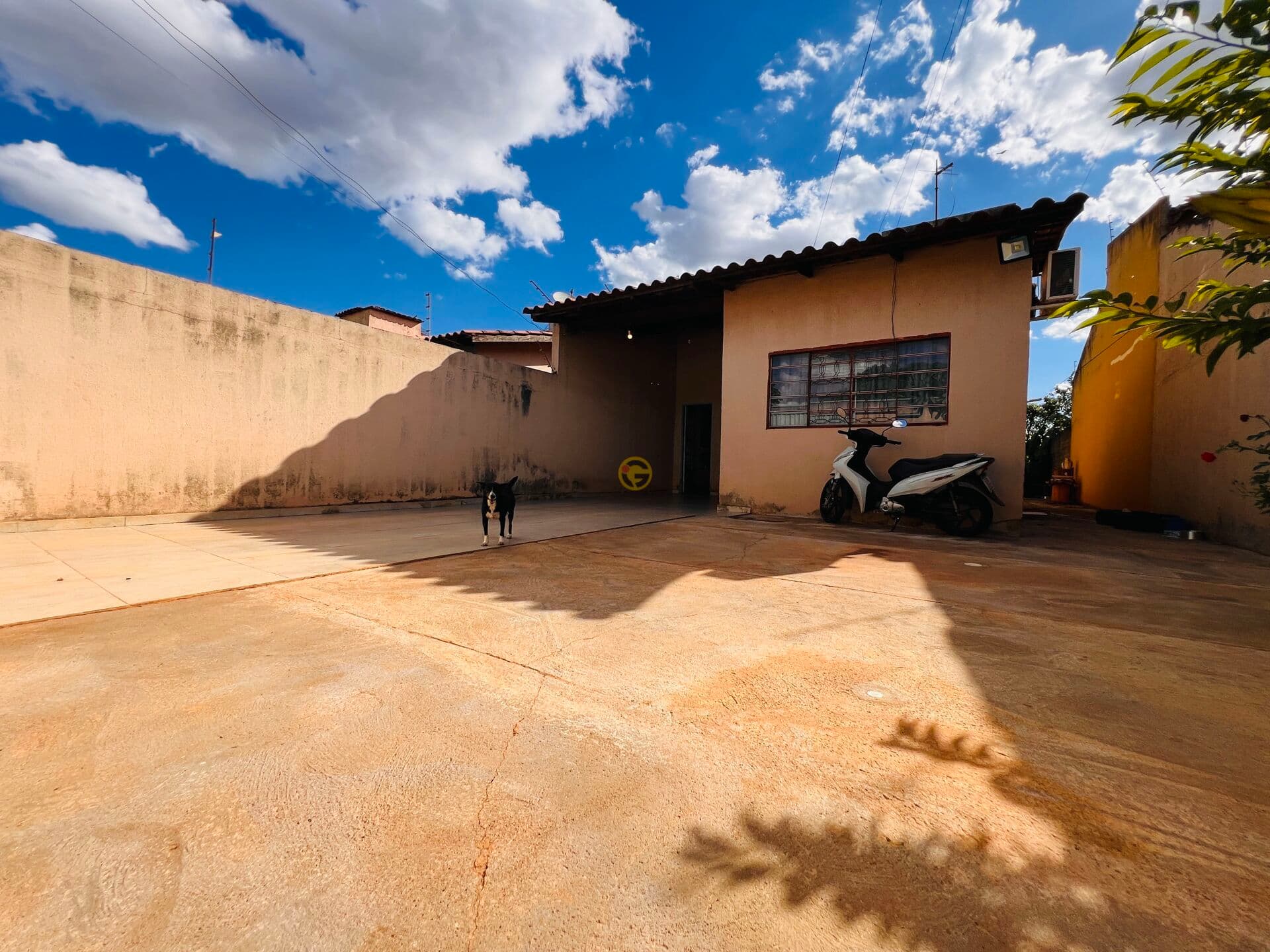 CASA À VENDA COM 3 QUARTOS, SUÍTE, CHURRASQUEIRA, GARAGEM PARA 4 CARROS – ACEITA FINANCIAMENTO | APARECIDA DE GOIANIA- ACEITO APARTAMENTO COMO PERMUTA