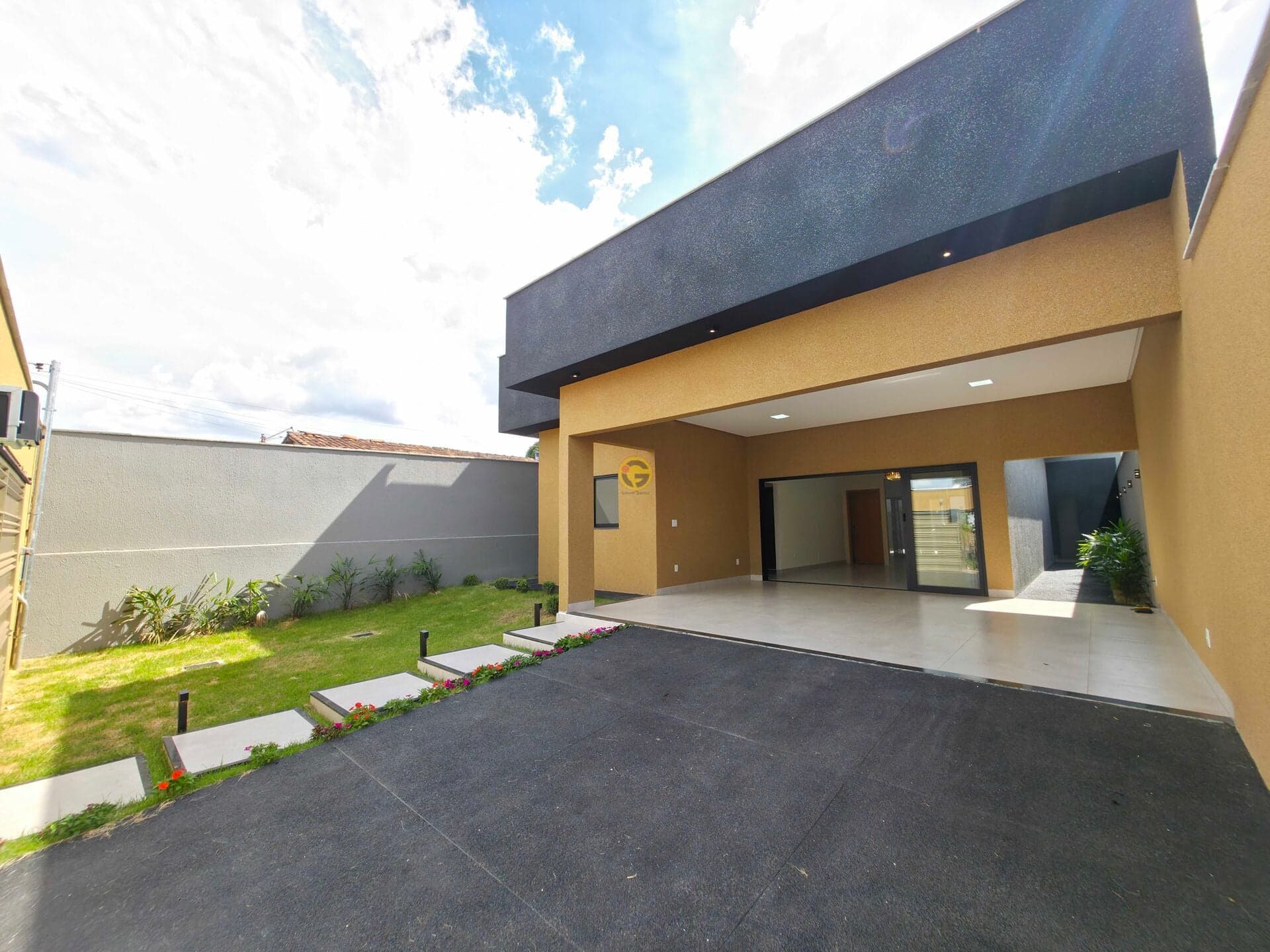 CASA COM HIDROMASSAGEM, ENERGIA SOLAR E ÁREA GOURMET NO JARDIM TROPICAL