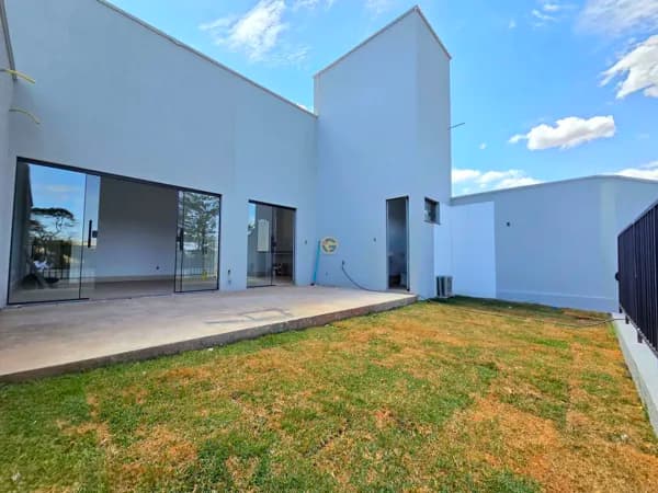 CASA DE LOTE INTEIRO, 3 SUÍTES, NA REGIÃO DO VILA BRASÍLIA, QUINTAL GRANDE, EM APARECIDA DE GOIÂNIA GO