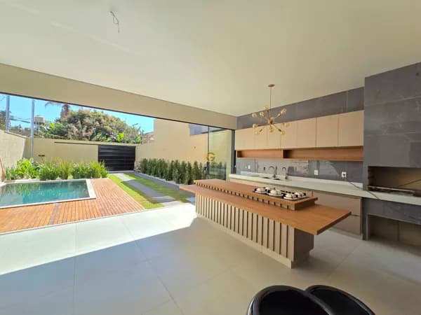 CASA DE ALTO PADRA À VENDA COM 3 SUÍES, PISCINA, ÁREA GOURMET COMPLANEJADOS,NO VILA SÃO JOAQUIM APARECIDA DE GOIÂNIA