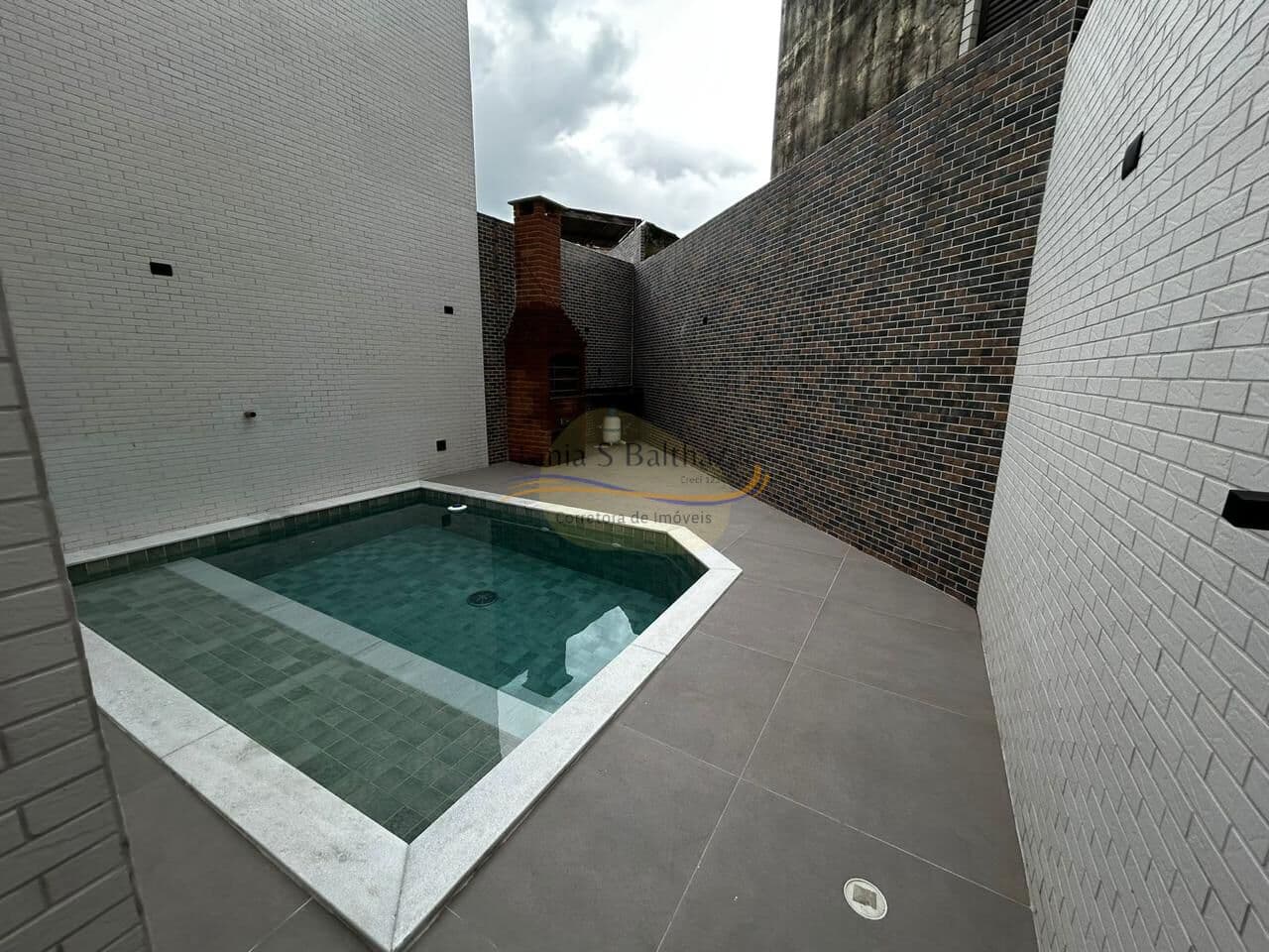 Casa Sobreposta Baixa - Térrea - Bairro Aparecida - Santos/SP.