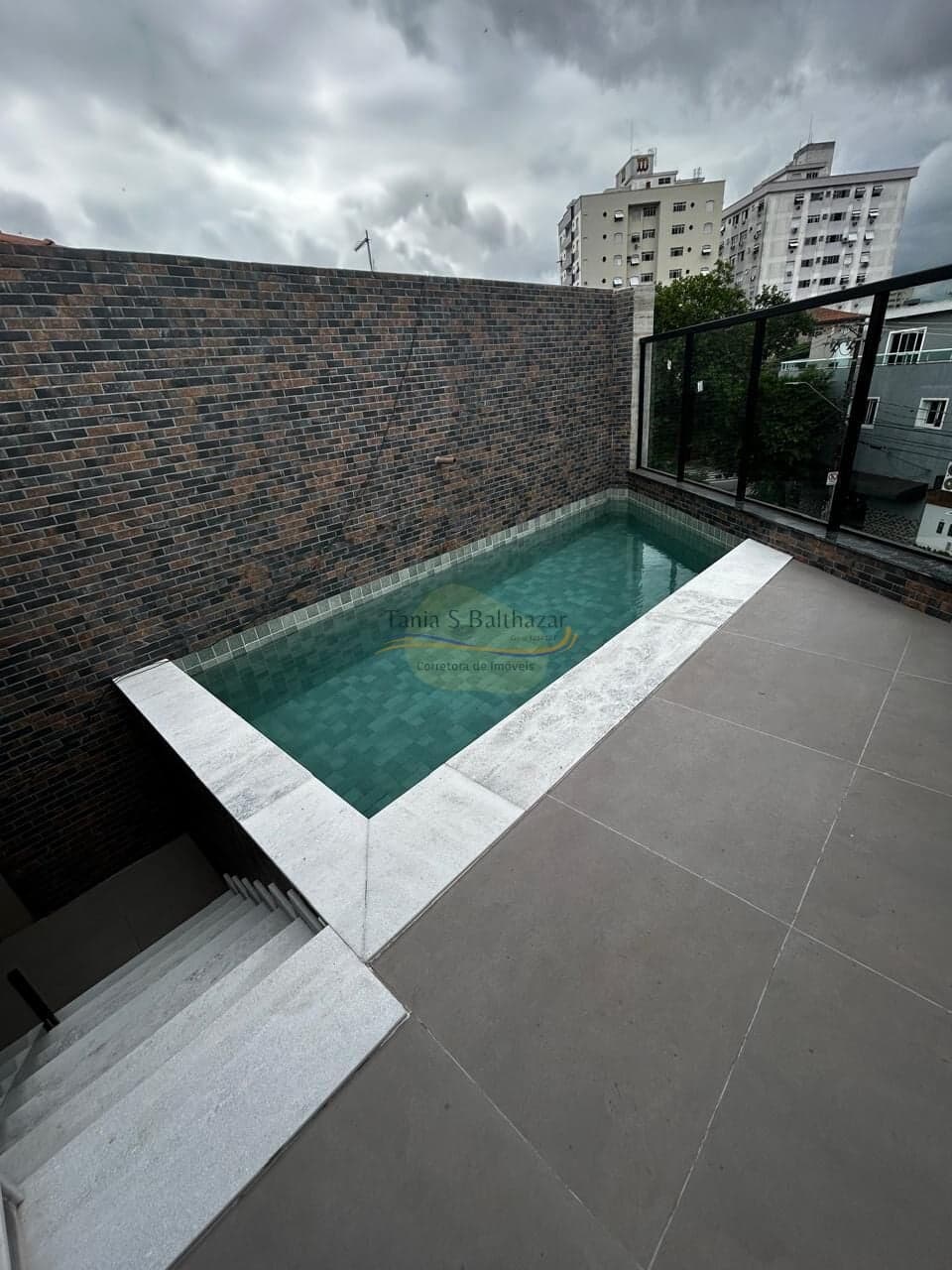 Casa Sobreposta Alta - Duplex - Bairro Aparecida - Santos/SP.