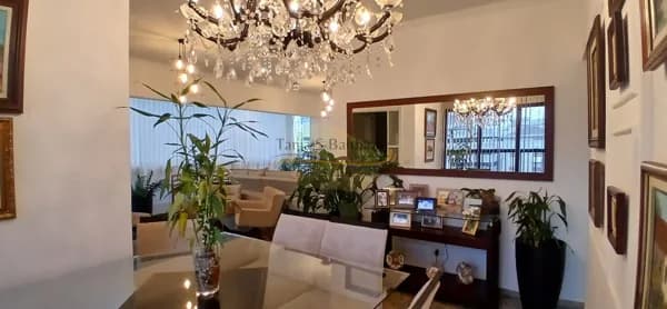 Apartamento modernizado e bem conservado. Bairro Embaré, em Santos/SP.