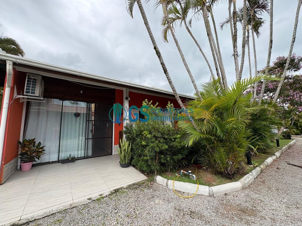 Casa mobiliada em condomínio com 2 dormitórios próximo do mar