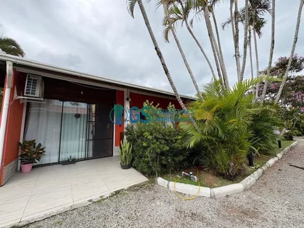 Casa mobiliada em condomínio com 2 dormitórios próximo do mar