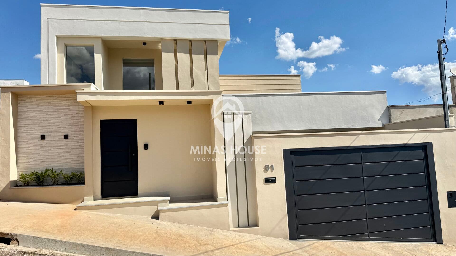 Casa nova com 256m2 de construção