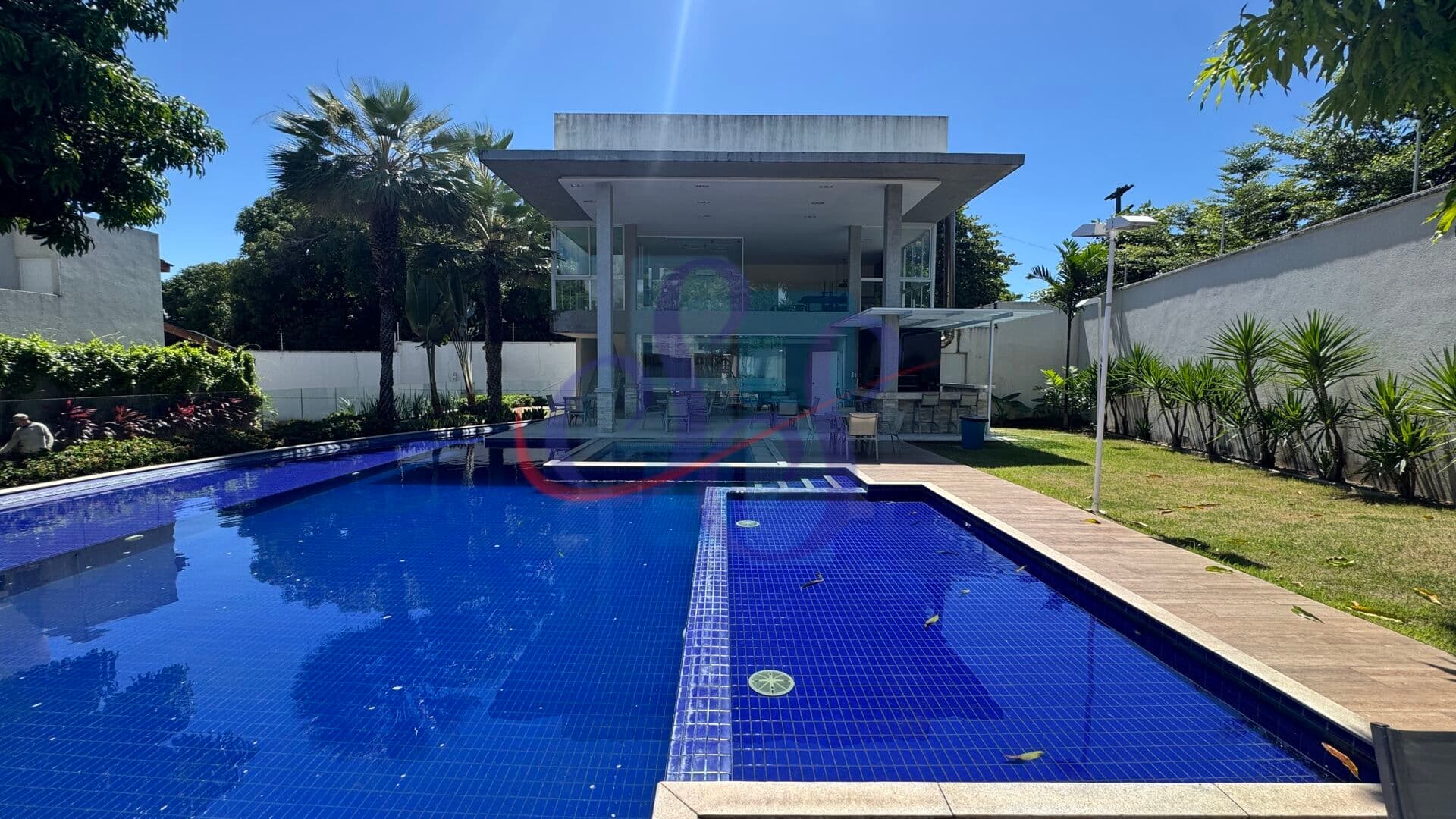Linda casa com 3 suítes no condomínio Carmel Bosque