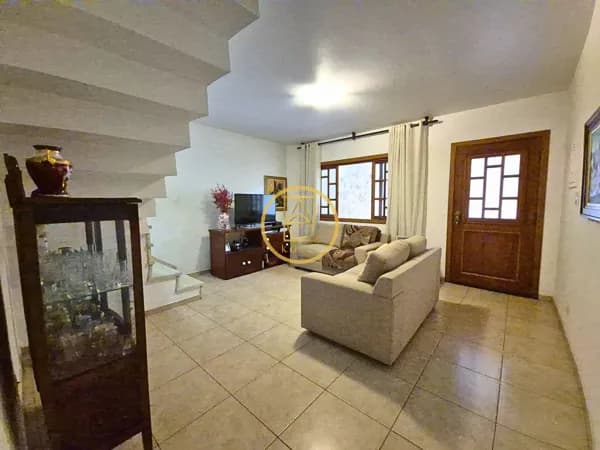 Sobrado Espaçoso com 130m², Suíte, Quintal e Espaço Gourmet | Excelente Localização na Água Fria