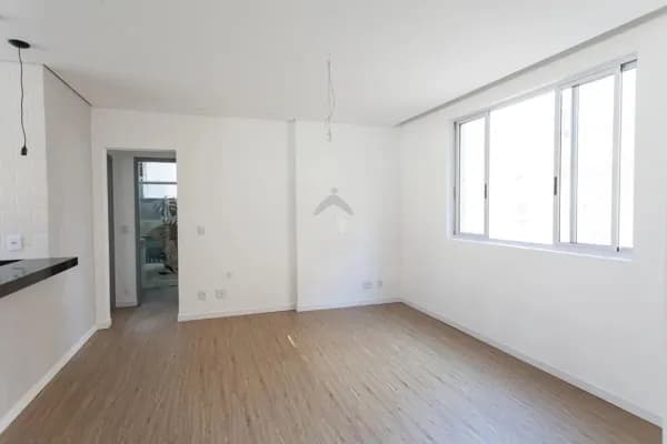 Charmoso Apto 2 Quartos, Suíte, 70 m2, Totalmente Reformado, Armários novos - No Sion, a alguns passos do Colégio Santa Dorotéia.