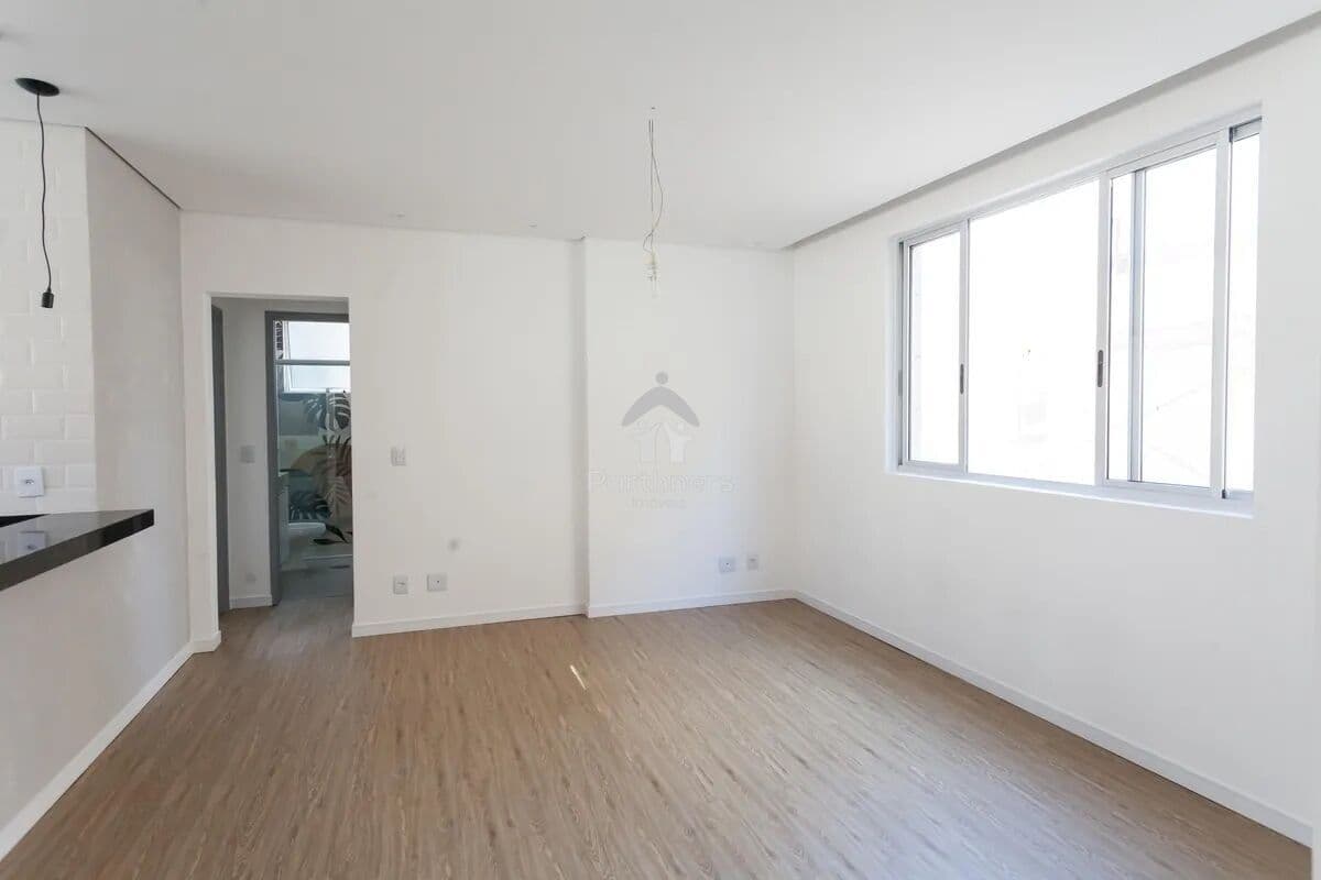 Charmoso Apto 2 Quartos, Suíte, 70 m2, Totalmente Reformado, Armários novos - No Sion, a alguns passos do Colégio Santa Dorotéia.