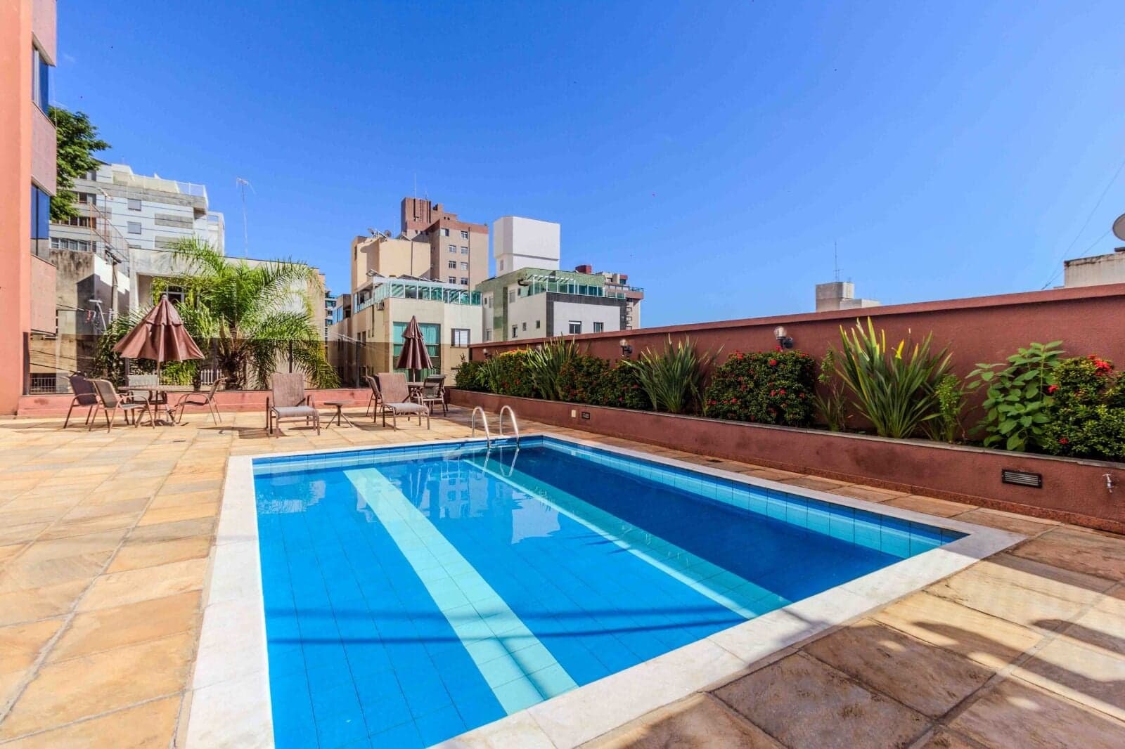 Charmoso e Sofisticado Apartamento, 1 Suíte e 2 Semi-suítes, 182m², Andar Alto, Vista Panorâmica Definitiva, no Coração do Gutierrez - A curtíssima distância da Padaria Boníssima e do Supernosso