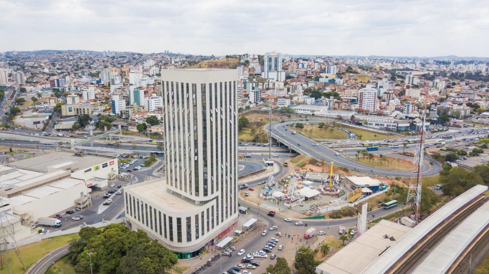 Excelente Sala Comercial 52,64m2, Lavabo, Andar Alto, Vista Panorâmica - no União, a curtíssima distância do Minas Shopping.