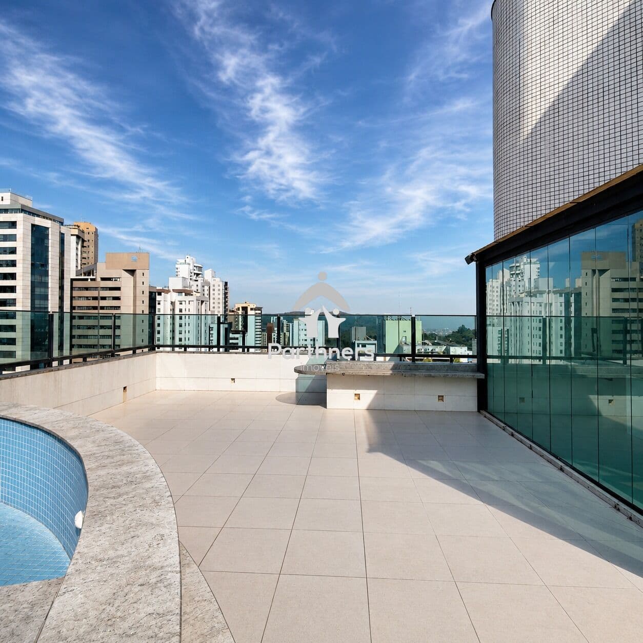 Sofisticada Cobertura Duplex, 3 Quartos, 1 Suíte e 2 Semi-suítes, 304,02 m2, Varanda com Pé-Direito Duplo, Vista Panorâmica Cinematográfica, Lazer e Gourmet no Prédio - No Coração do Belvedere