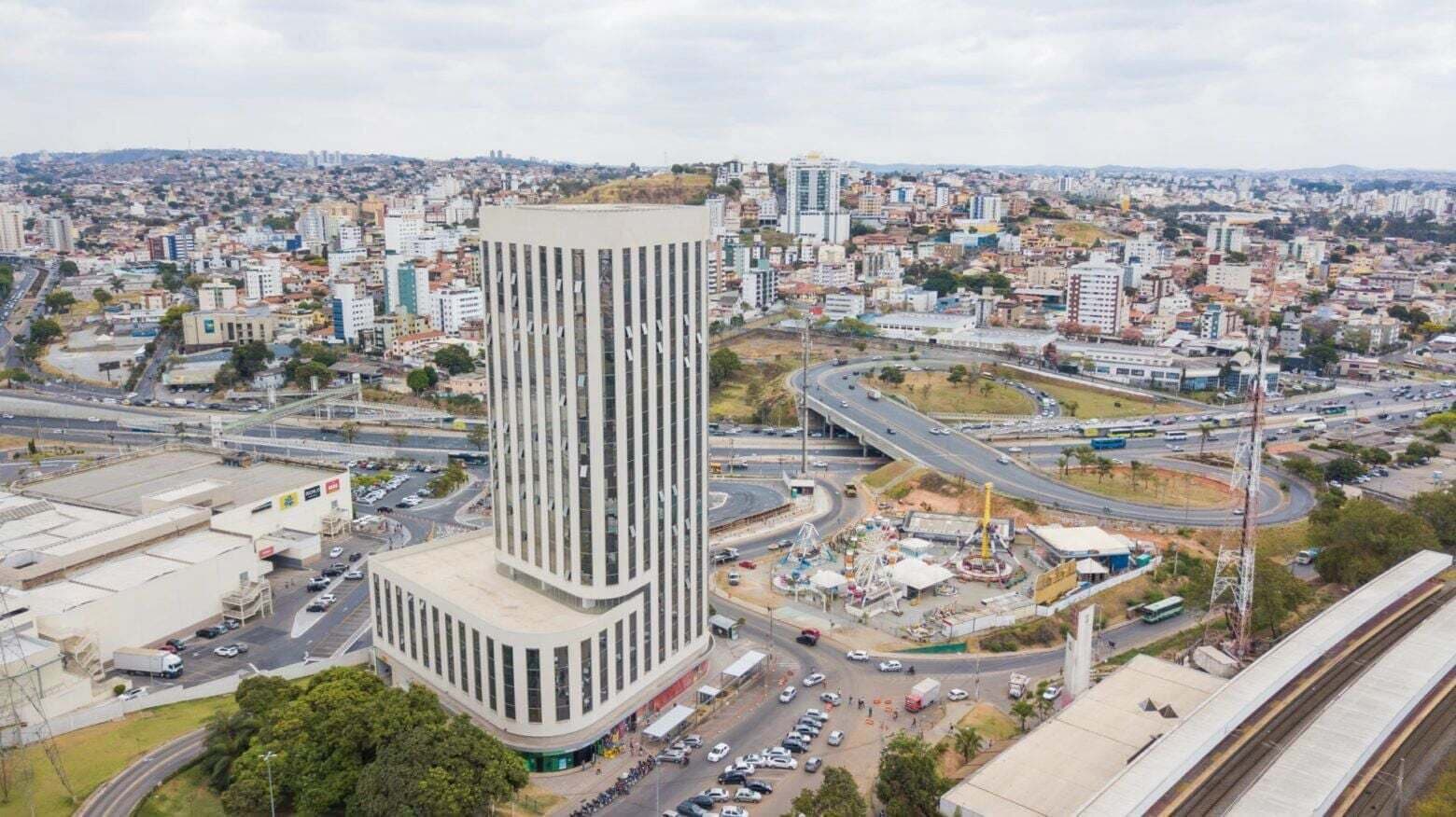 Excelente Sala Comercial 79,74 m2, Lavabo, Andar Super Alto, Vista Panorâmica - no União, a curtíssima distância do Minas Shopping.