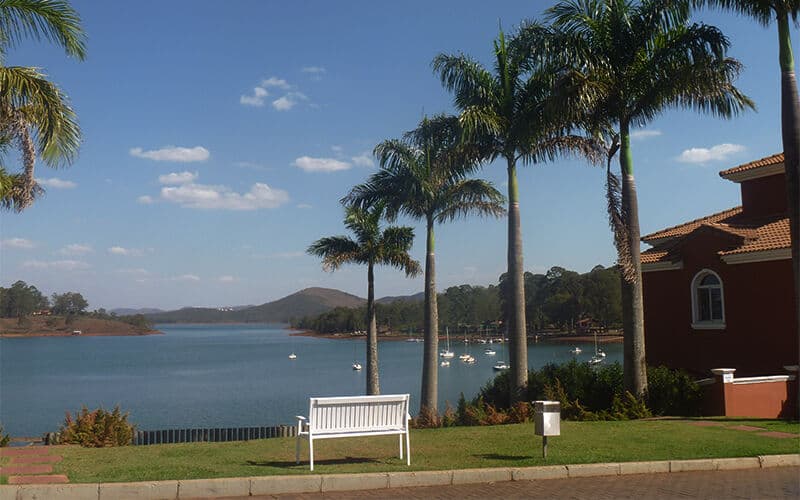 Charmosa e elegante Casa, 220 m2, 4 Quartos, 2 Suítes, Vista Panorâmica Espetacular para a Lagoa, em Alphaville