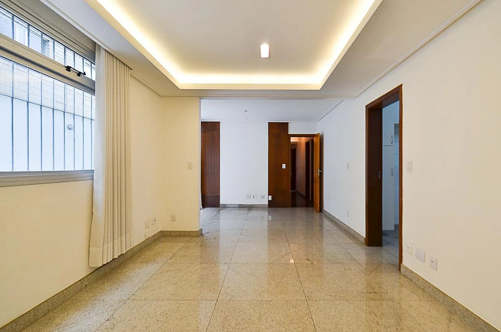 Excelente Apartamento Garden, 177 m², 2 Terraços, Espaço Gourmet - Localizado 20 metros do Colégio Santa Dorotéia. Apto no 3º andar, indevassável - No Sion, a alguns passos distância do Colégio Santa Dorotéia