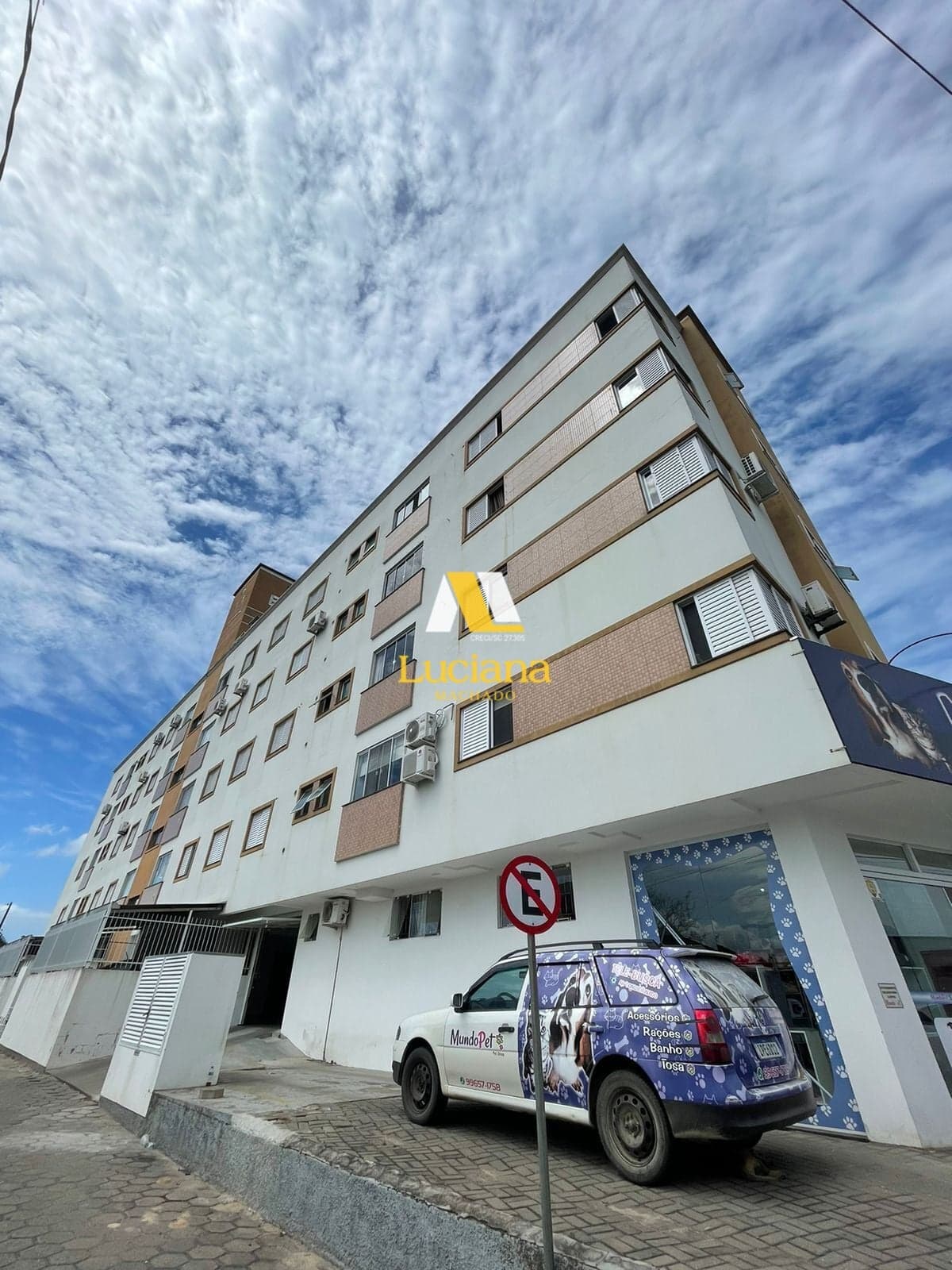 Apartamento semi mobiliado com suíte