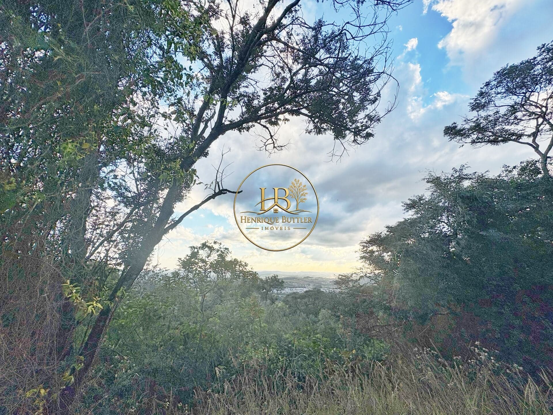 🏡 TERRENO À VENDA EM CONDOMÍNIO FECHADO EM ATIBAIA/SP EM DECLIVE COM 860 m²