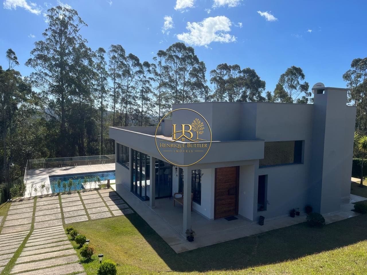 CASA MODERNA EM MEIO À NATUREZA | CONDOMÍNIO FECHADO | 4 quartos, piscina e espaço gourmet
