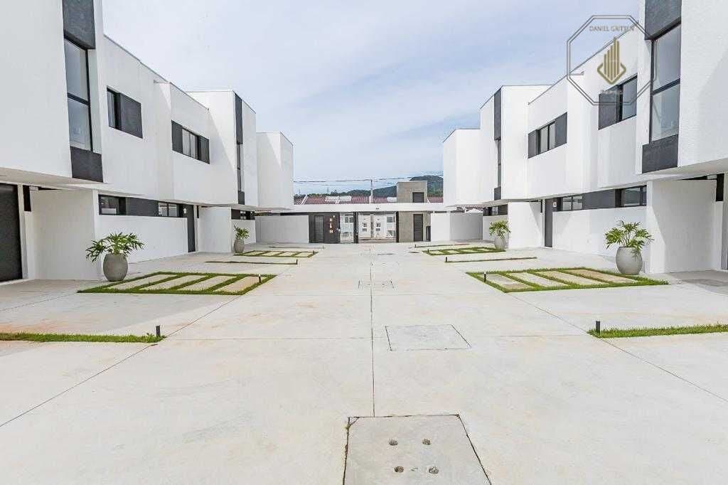 Sobrado em Condomínio em Rio Pequeno, Camboriú/SC